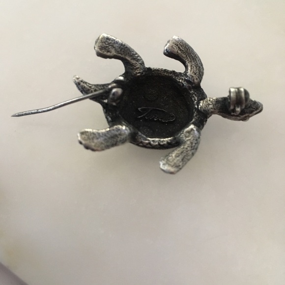 Turtle with peridot and amber gems pin. - Picture 5 of 5